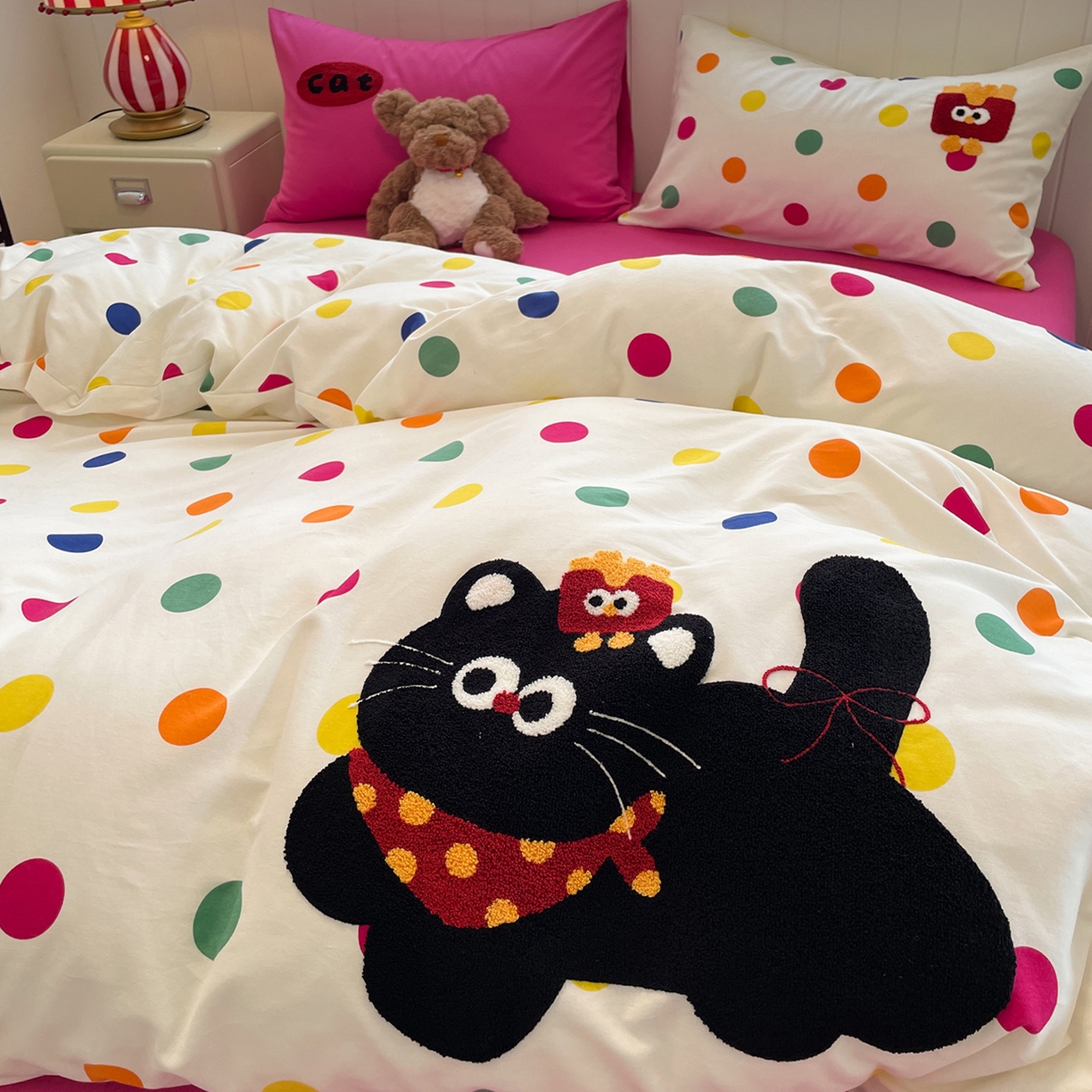 91家纺网 家纺一手货源 找家纺 蓝邻家纺 2025新款全棉磨毛卡通刺绣款四件套--毛巾绣系列 炫彩猫