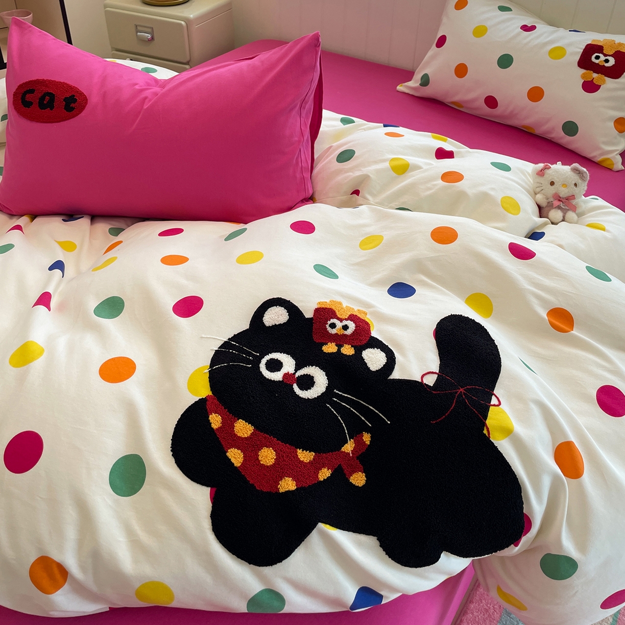 91家纺网 家纺一手货源 找家纺 蓝邻家纺 2025新款全棉磨毛卡通刺绣款四件套--毛巾绣系列 炫彩猫