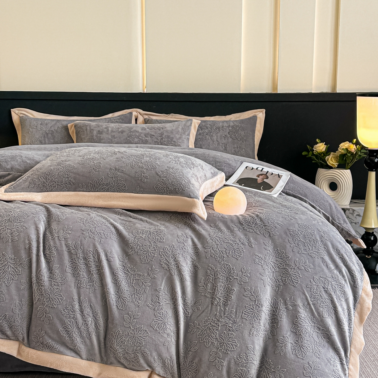 91家纺网 家纺一手货源 找家纺 亿梵家居  2025秋冬新款-拼角款A类全消光牛奶绒立体5D雕花绒四件套 布兰卡-轻奢灰