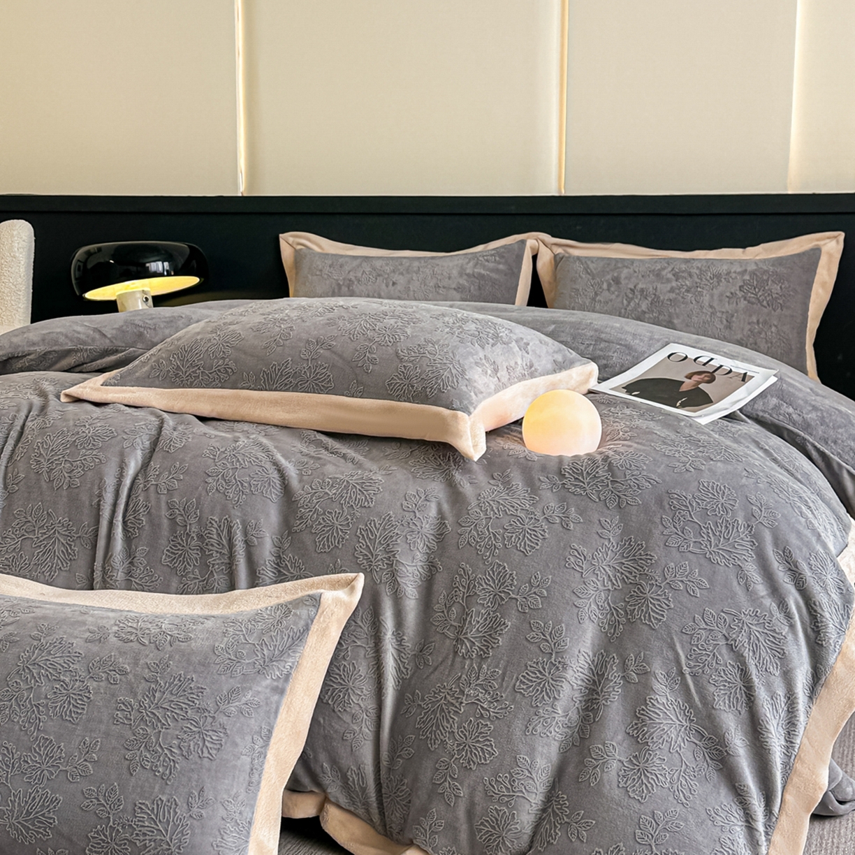 91家纺网 家纺一手货源 找家纺 亿梵家居  2025秋冬新款-拼角款A类全消光牛奶绒立体5D雕花绒四件套 布兰卡-轻奢灰