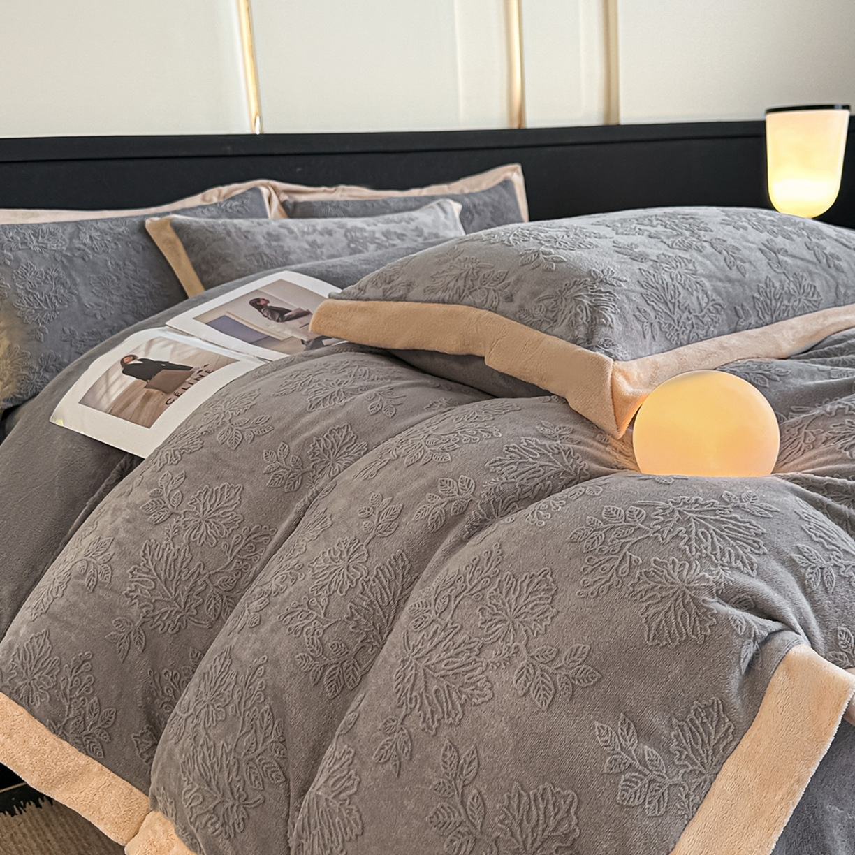 91家纺网 家纺一手货源 找家纺 亿梵家居  2025秋冬新款-拼角款A类全消光牛奶绒立体5D雕花绒四件套 布兰卡-轻奢灰