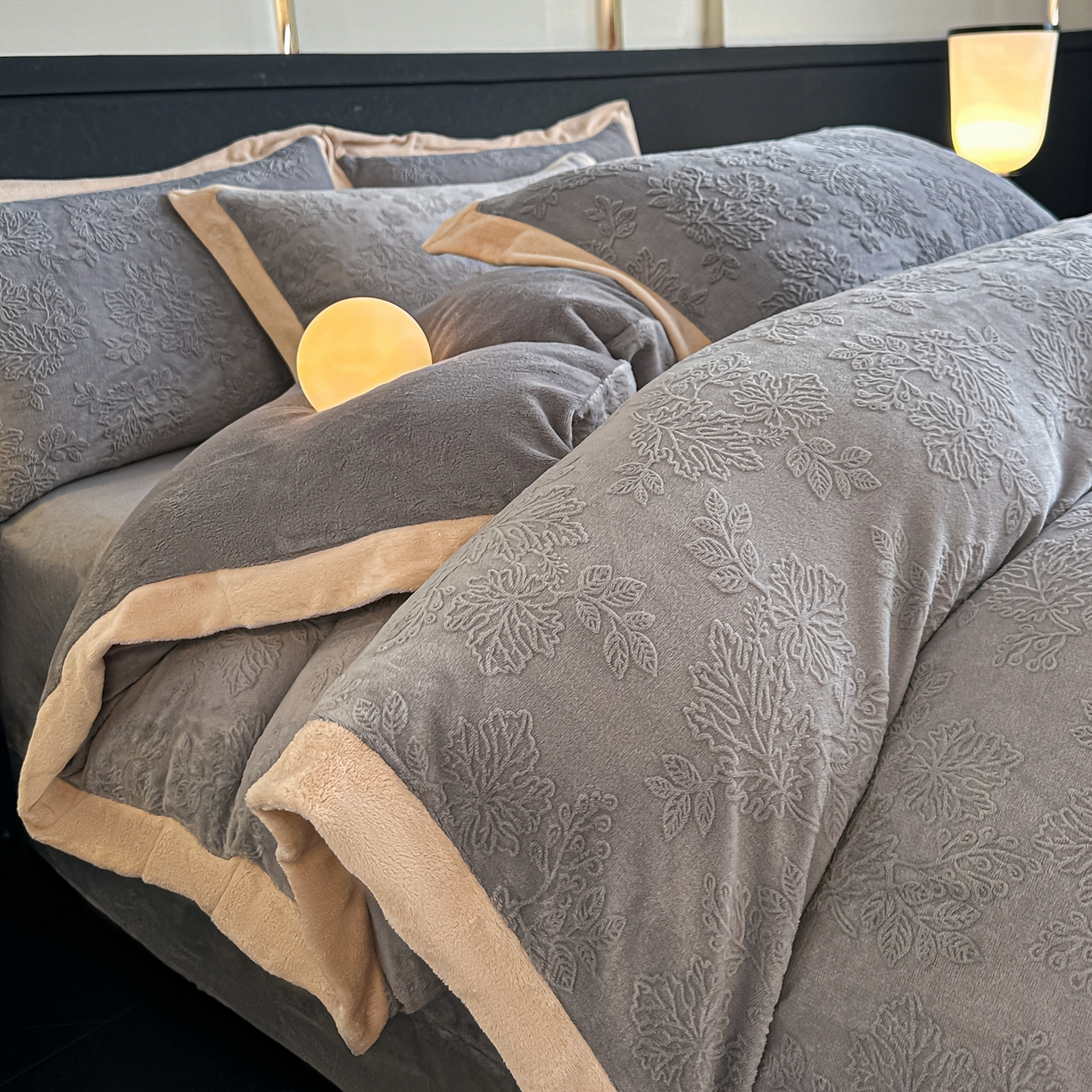 亿梵家居  2025秋冬新款-拼角款A类全消光牛奶绒立体5D雕花绒四件套 布兰卡-轻奢灰