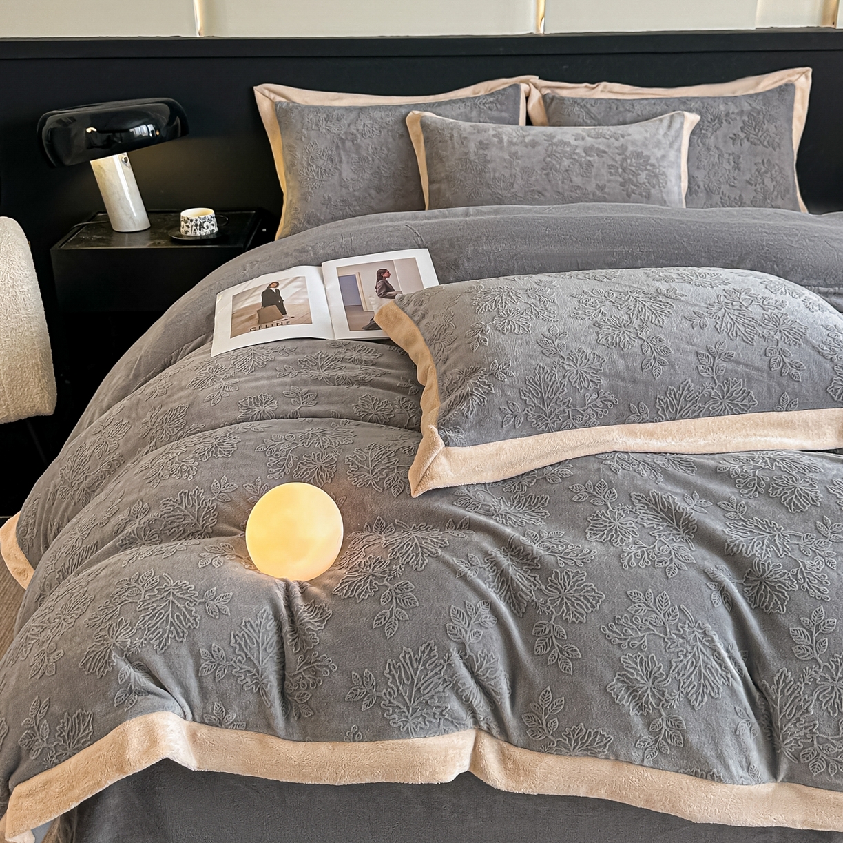 91家纺网 家纺一手货源 找家纺 亿梵家居  2025秋冬新款-拼角款A类全消光牛奶绒立体5D雕花绒四件套 布兰卡-轻奢灰