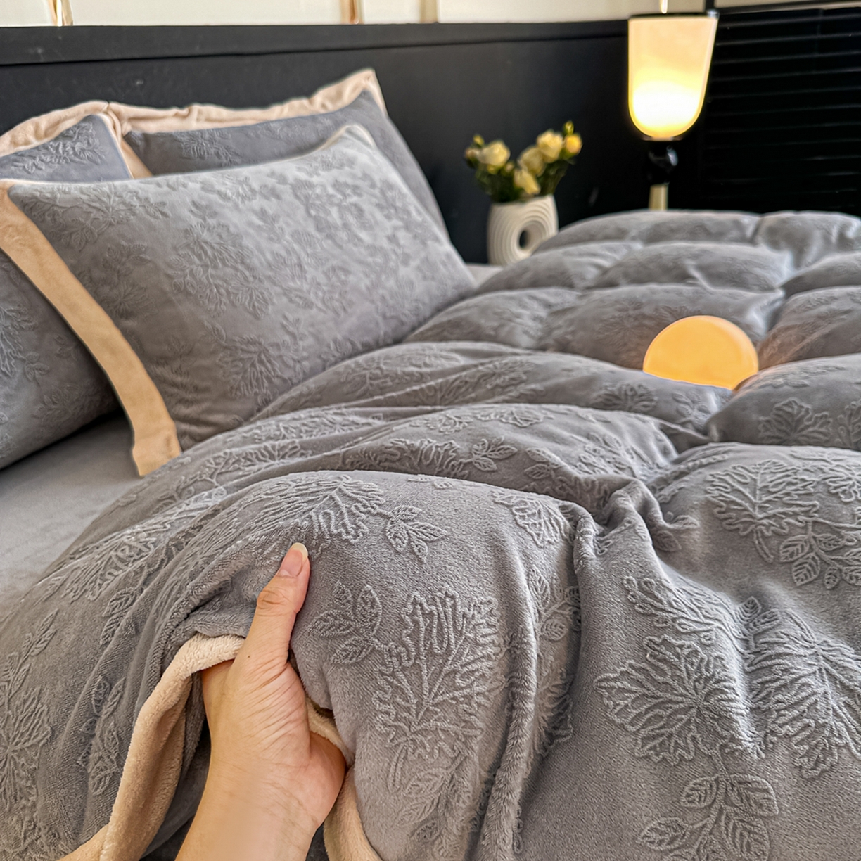 91家纺网 家纺一手货源 找家纺 亿梵家居  2025秋冬新款-拼角款A类全消光牛奶绒立体5D雕花绒四件套 布兰卡-轻奢灰