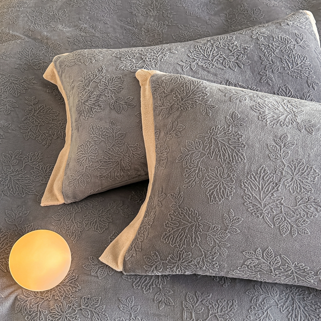 91家纺网 家纺一手货源 找家纺 亿梵家居  2025秋冬新款-拼角款A类全消光牛奶绒立体5D雕花绒四件套 布兰卡-轻奢灰