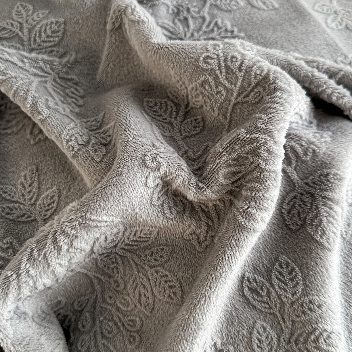 91家纺网 家纺一手货源 找家纺 亿梵家居  2025秋冬新款-拼角款A类全消光牛奶绒立体5D雕花绒四件套 布兰卡-轻奢灰