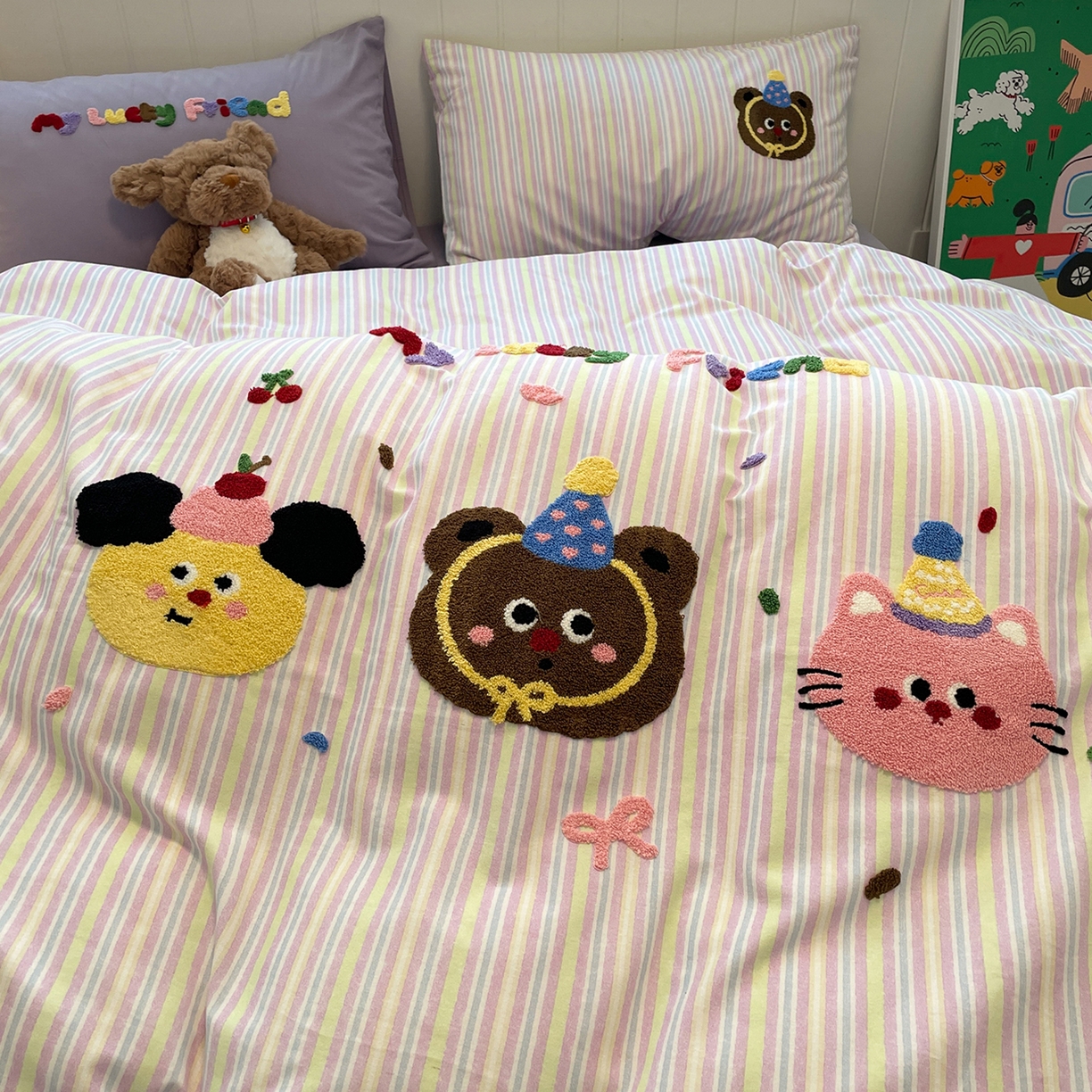 91家纺网 家纺一手货源 找家纺 蓝邻家纺 2025新款全棉磨毛卡通刺绣款四件套--毛巾绣系列 樱桃好朋友