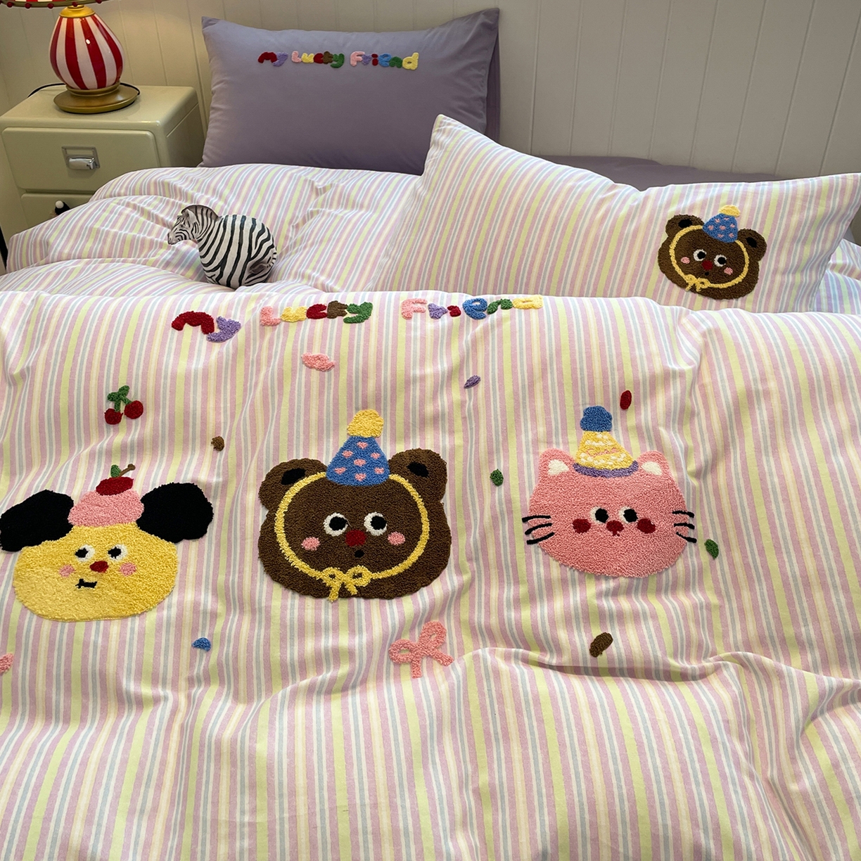 91家纺网 家纺一手货源 找家纺 蓝邻家纺 2025新款全棉磨毛卡通刺绣款四件套--毛巾绣系列 樱桃好朋友