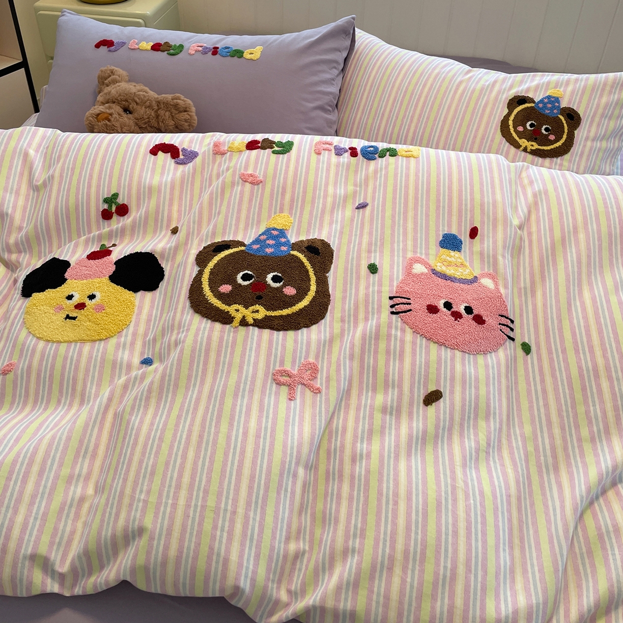 91家纺网 家纺一手货源 找家纺 蓝邻家纺 2025新款全棉磨毛卡通刺绣款四件套--毛巾绣系列 樱桃好朋友