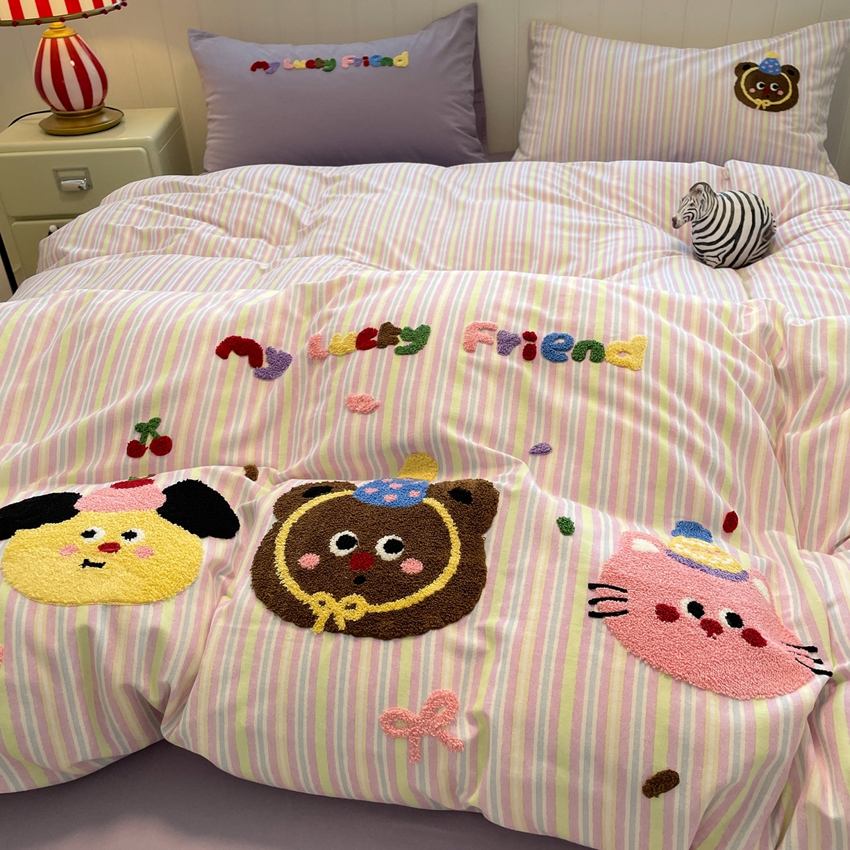 91家纺网 家纺一手货源 找家纺 蓝邻家纺 2025新款全棉磨毛卡通刺绣款四件套--毛巾绣系列 樱桃好朋友