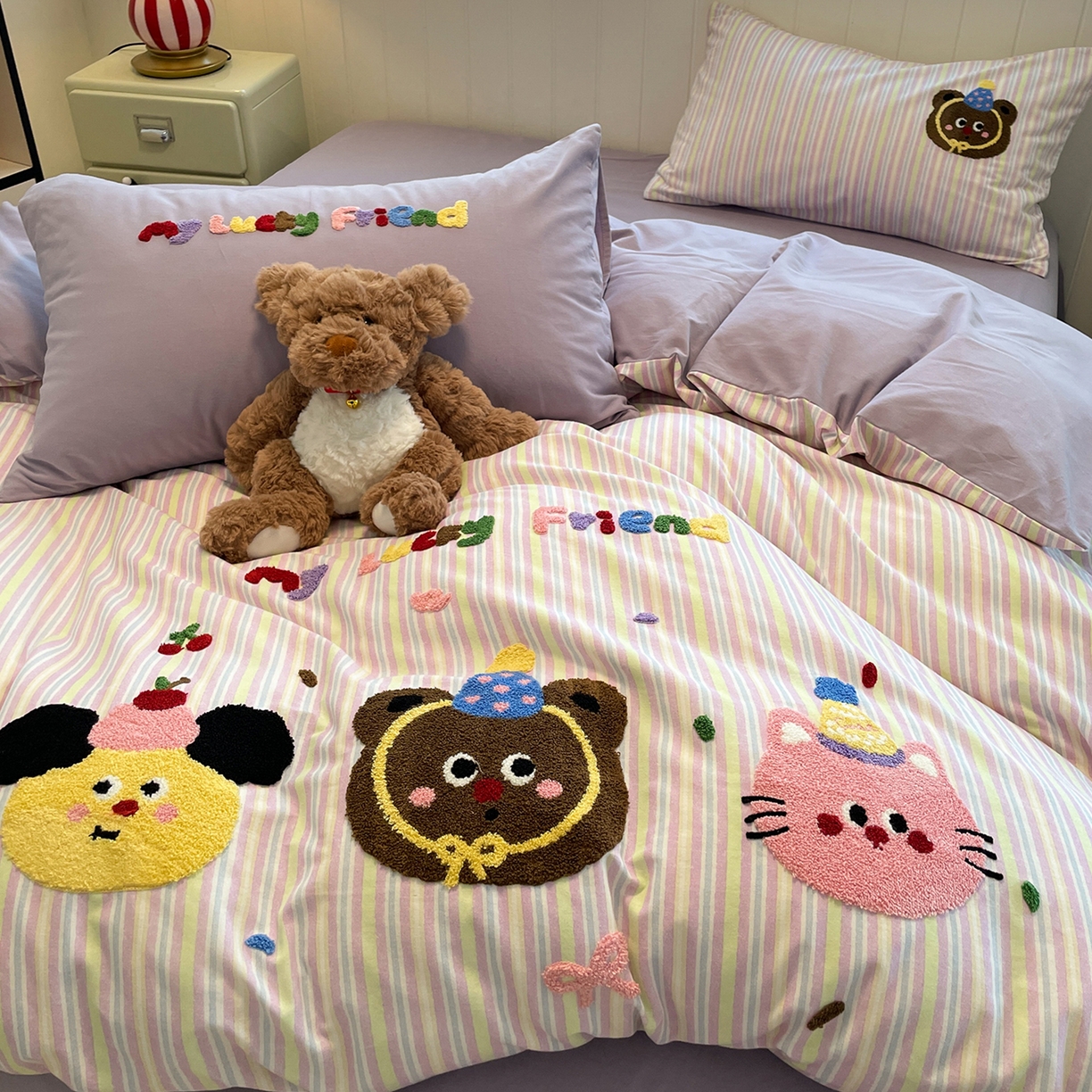 91家纺网 家纺一手货源 找家纺 蓝邻家纺 2025新款全棉磨毛卡通刺绣款四件套--毛巾绣系列 樱桃好朋友