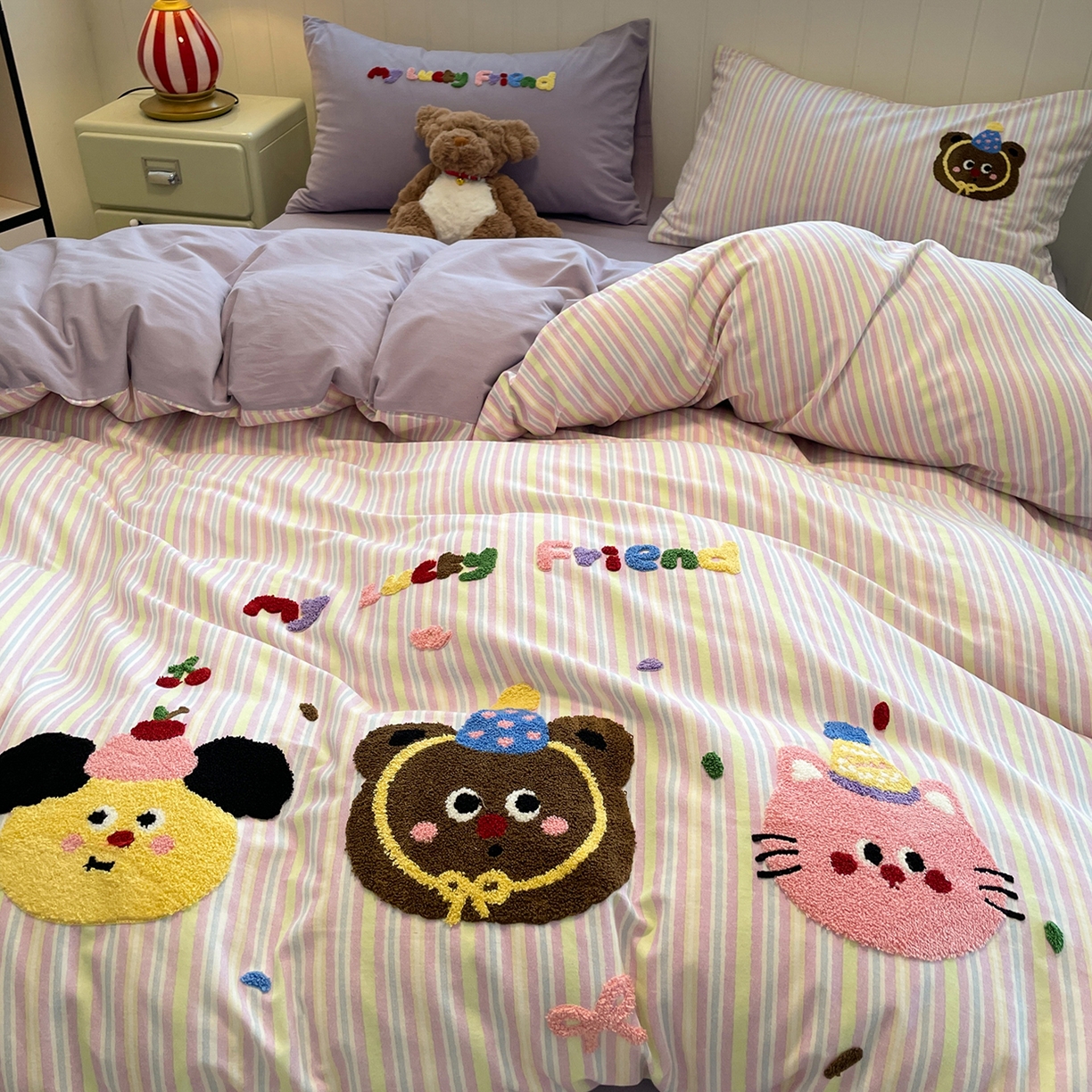 91家纺网 家纺一手货源 找家纺 蓝邻家纺 2025新款全棉磨毛卡通刺绣款四件套--毛巾绣系列 樱桃好朋友