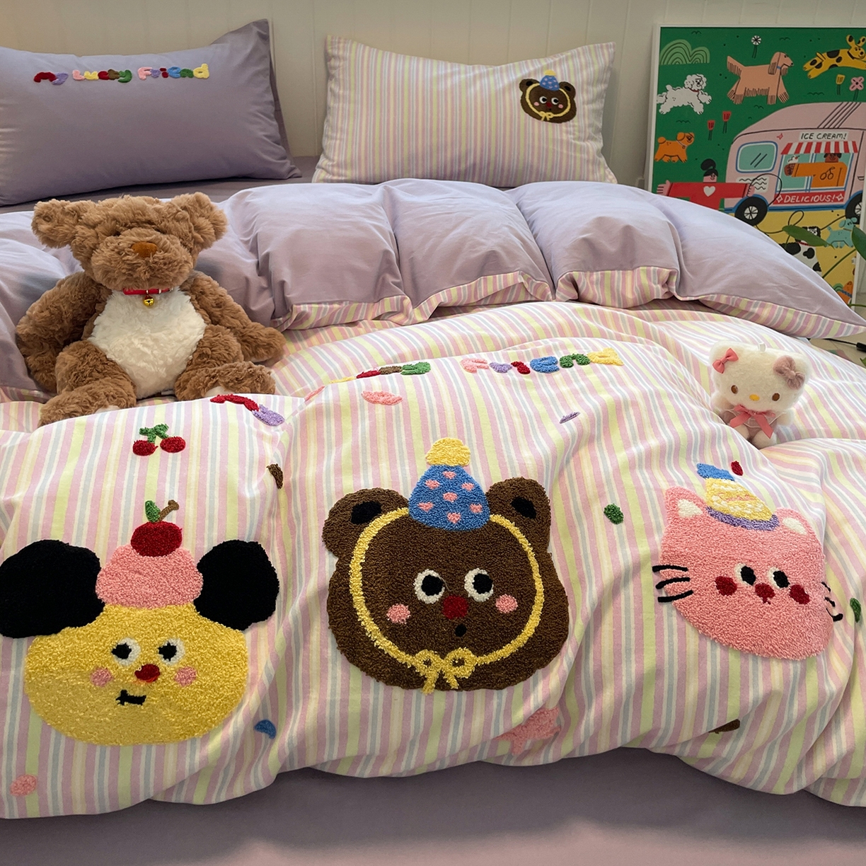 91家纺网 家纺一手货源 找家纺 蓝邻家纺 2025新款全棉磨毛卡通刺绣款四件套--毛巾绣系列 樱桃好朋友