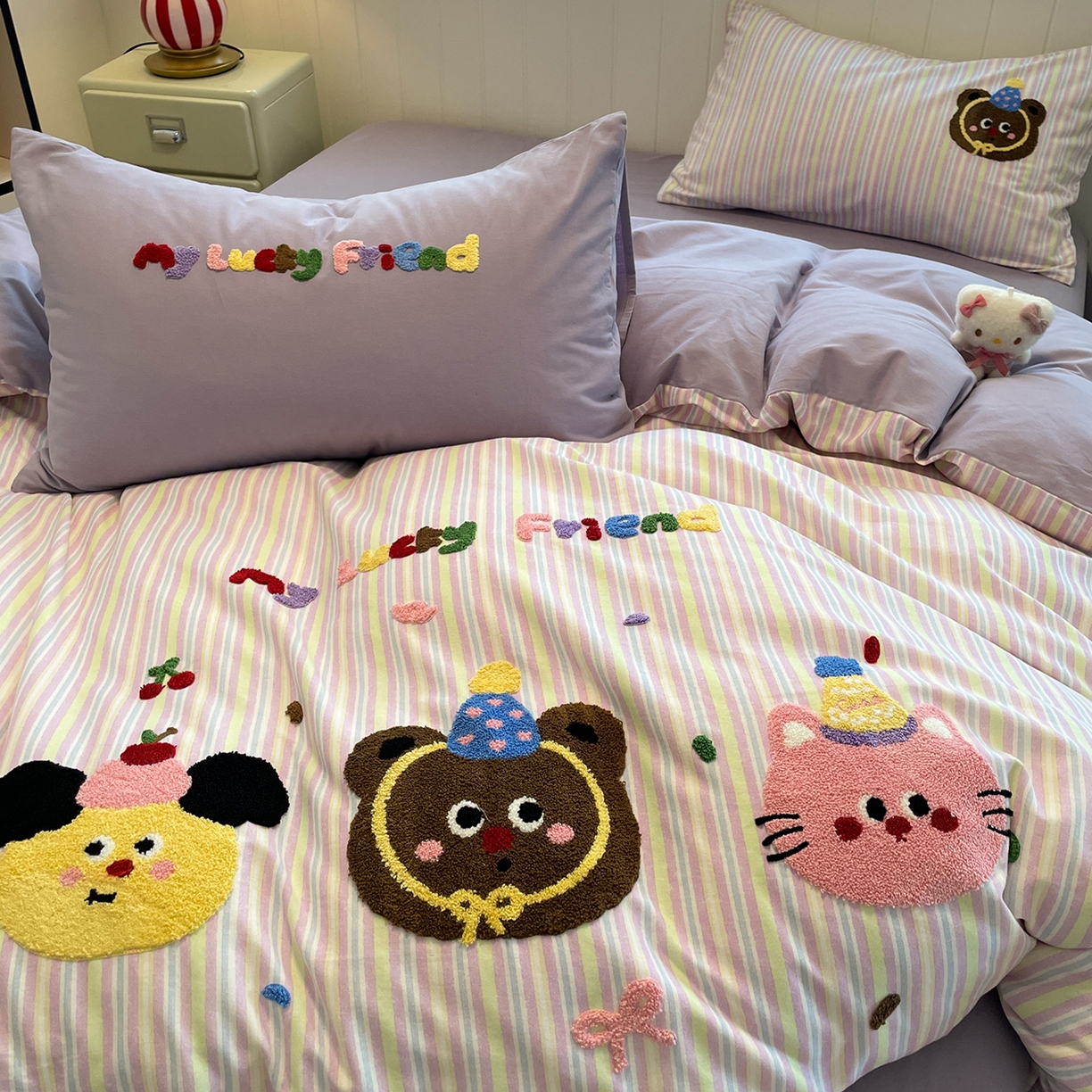 91家纺网 家纺一手货源 找家纺 蓝邻家纺 2025新款全棉磨毛卡通刺绣款四件套--毛巾绣系列 樱桃好朋友