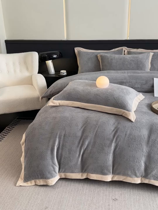 91家纺网 家纺一手货源 找家纺 亿梵家居  2025秋冬新款-拼角款A类全消光牛奶绒立体5D雕花绒四件套 布兰卡-轻奢灰