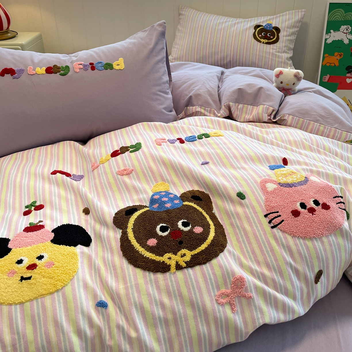 91家纺网 家纺一手货源 找家纺 蓝邻家纺 2025新款全棉磨毛卡通刺绣款四件套--毛巾绣系列 樱桃好朋友