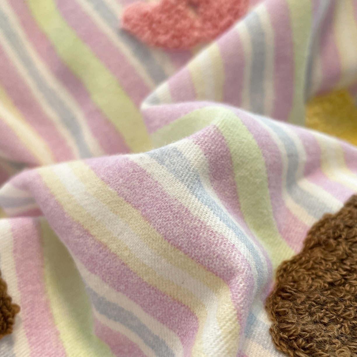 91家纺网 家纺一手货源 找家纺 蓝邻家纺 2025新款全棉磨毛卡通刺绣款四件套--毛巾绣系列 樱桃好朋友