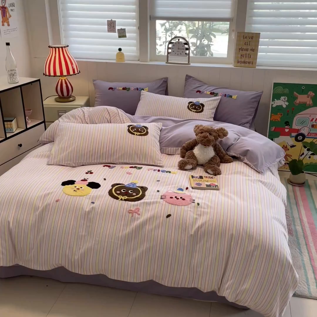 91家纺网 家纺一手货源 找家纺 蓝邻家纺 2025新款全棉磨毛卡通刺绣款四件套--毛巾绣系列 樱桃好朋友