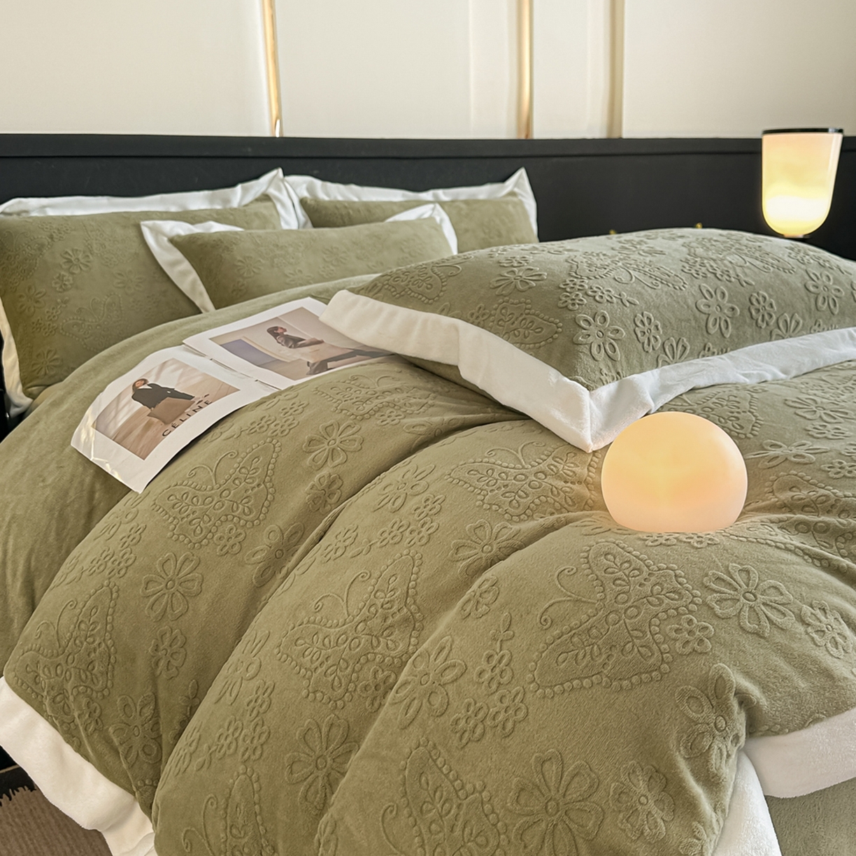 91家纺网 家纺一手货源 找家纺 亿梵家居  2025秋冬新款-拼角款A类全消光牛奶绒立体5D雕花绒四件套 蝶恋-柳茶绿