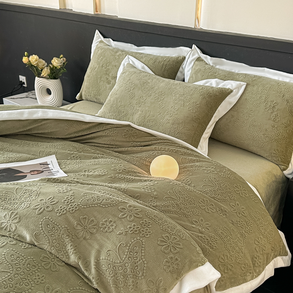 91家纺网 家纺一手货源 找家纺 亿梵家居  2025秋冬新款-拼角款A类全消光牛奶绒立体5D雕花绒四件套 蝶恋-柳茶绿