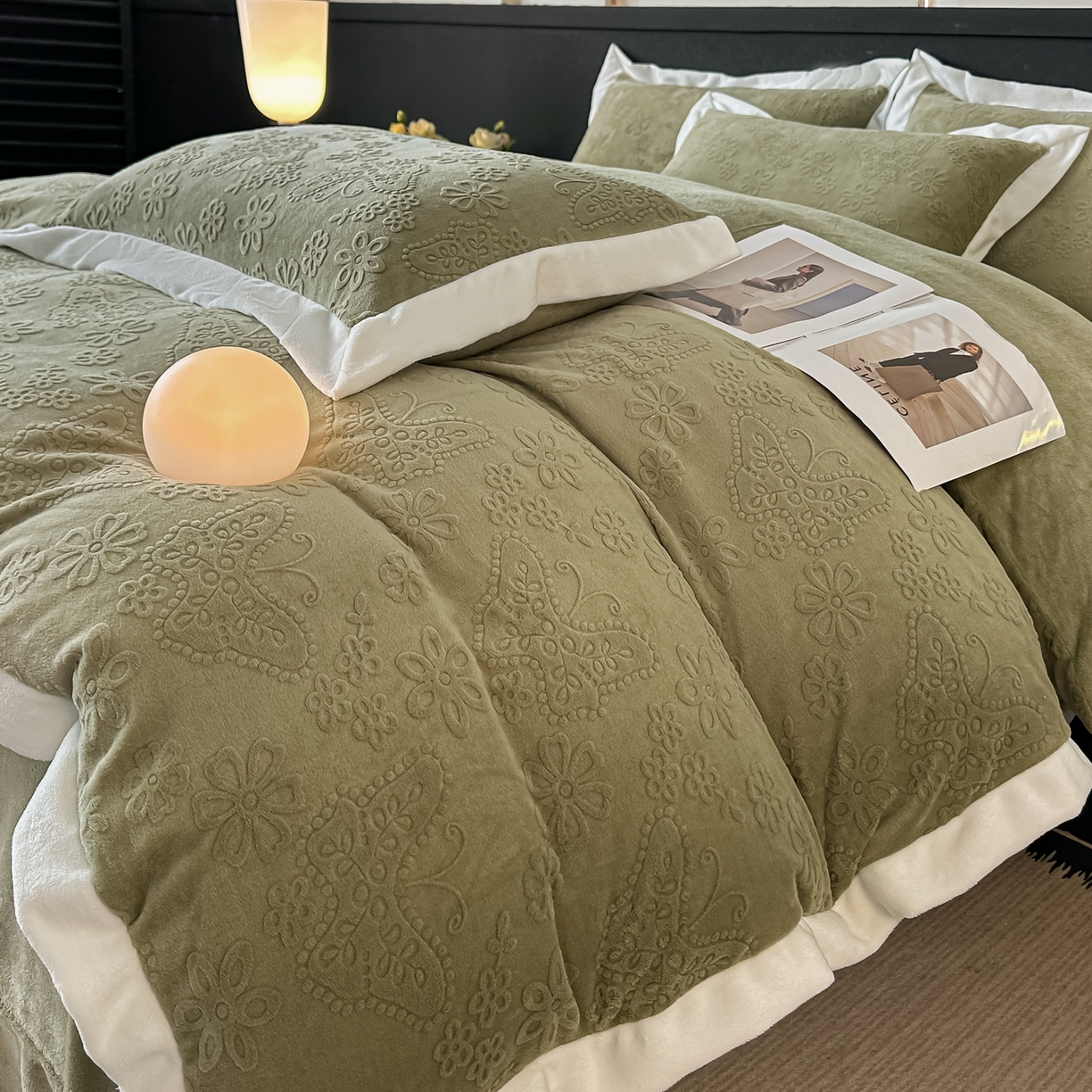 91家纺网 家纺一手货源 找家纺 亿梵家居  2025秋冬新款-拼角款A类全消光牛奶绒立体5D雕花绒四件套 蝶恋-柳茶绿