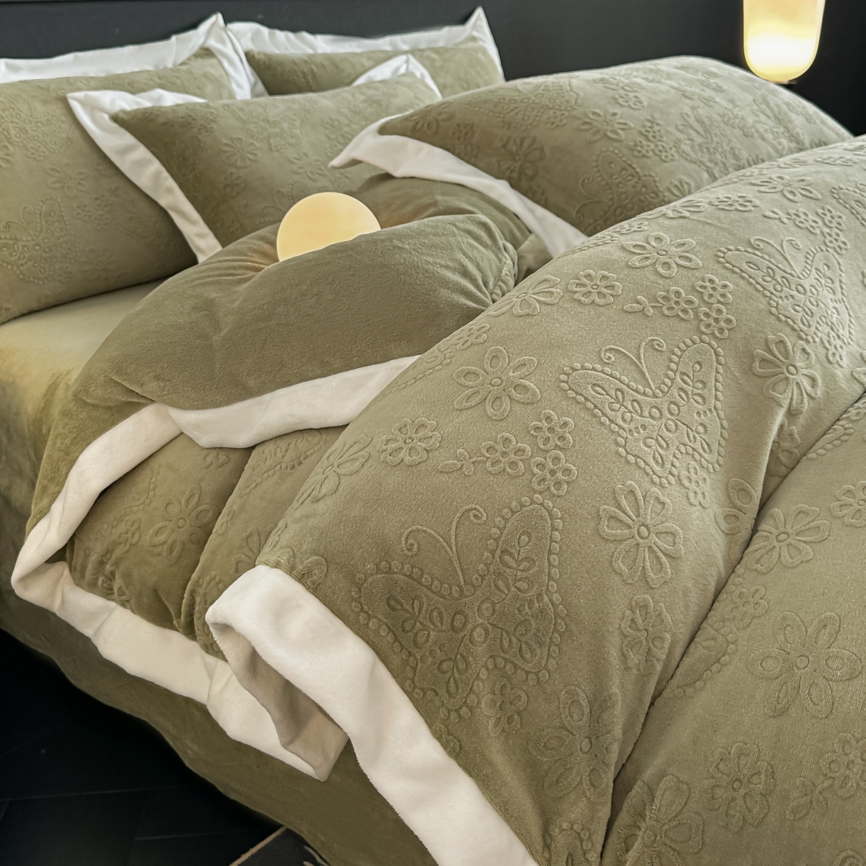 亿梵家居  2025秋冬新款-拼角款A类全消光牛奶绒立体5D雕花绒四件套 蝶恋-柳茶绿