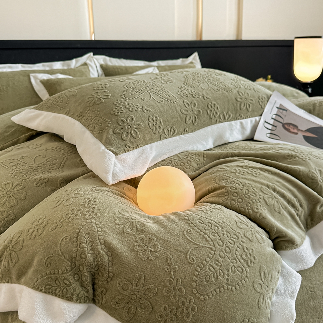 91家纺网 家纺一手货源 找家纺 亿梵家居  2025秋冬新款-拼角款A类全消光牛奶绒立体5D雕花绒四件套 蝶恋-柳茶绿