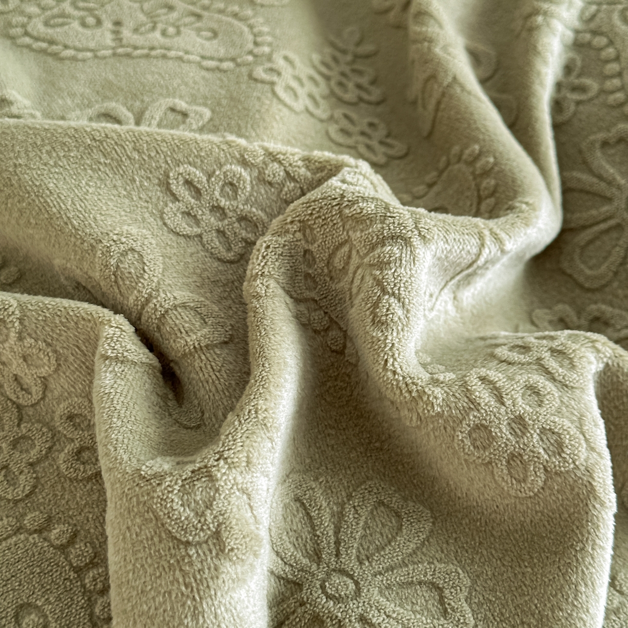 91家纺网 家纺一手货源 找家纺 亿梵家居  2025秋冬新款-拼角款A类全消光牛奶绒立体5D雕花绒四件套 蝶恋-柳茶绿