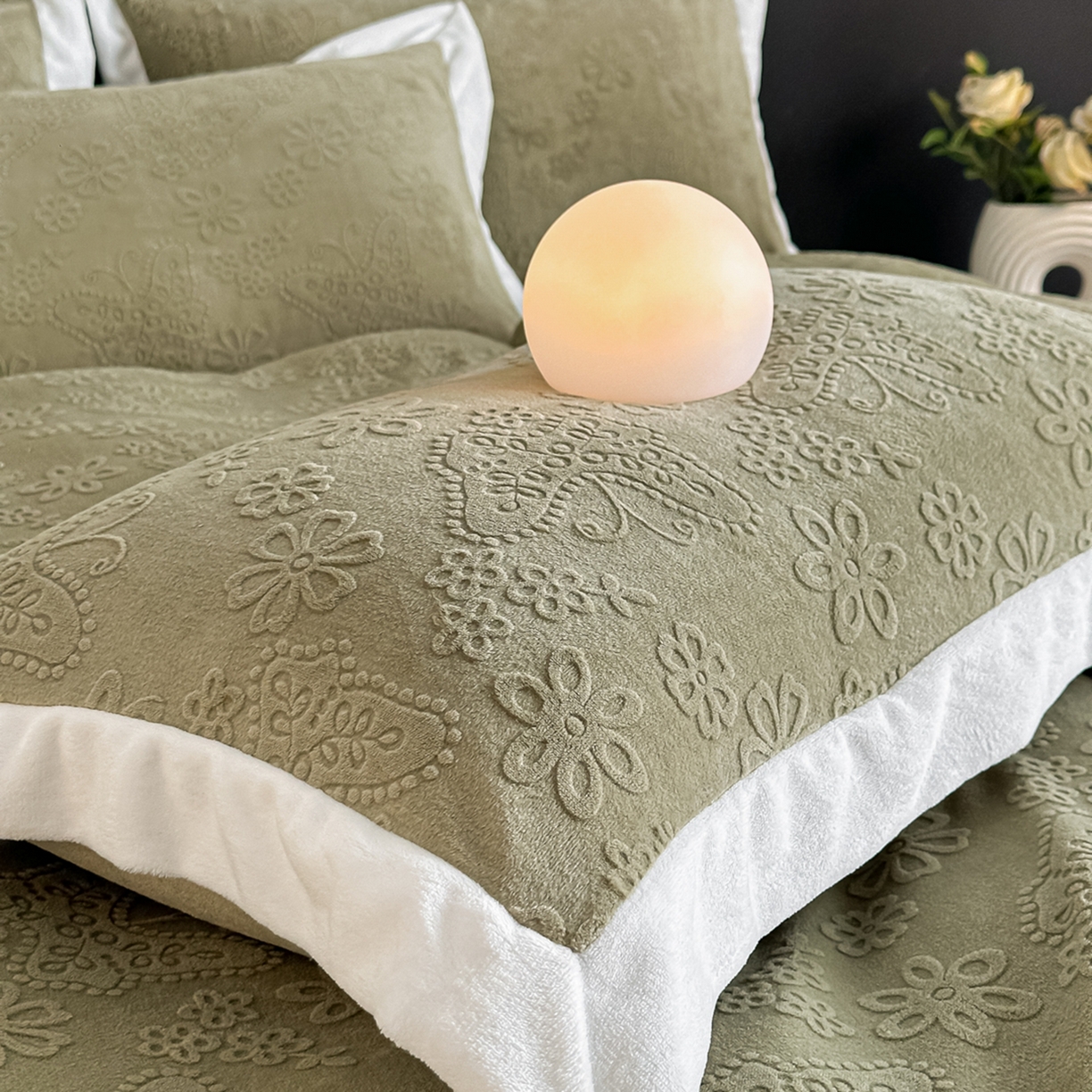 91家纺网 家纺一手货源 找家纺 亿梵家居  2025秋冬新款-拼角款A类全消光牛奶绒立体5D雕花绒四件套 蝶恋-柳茶绿