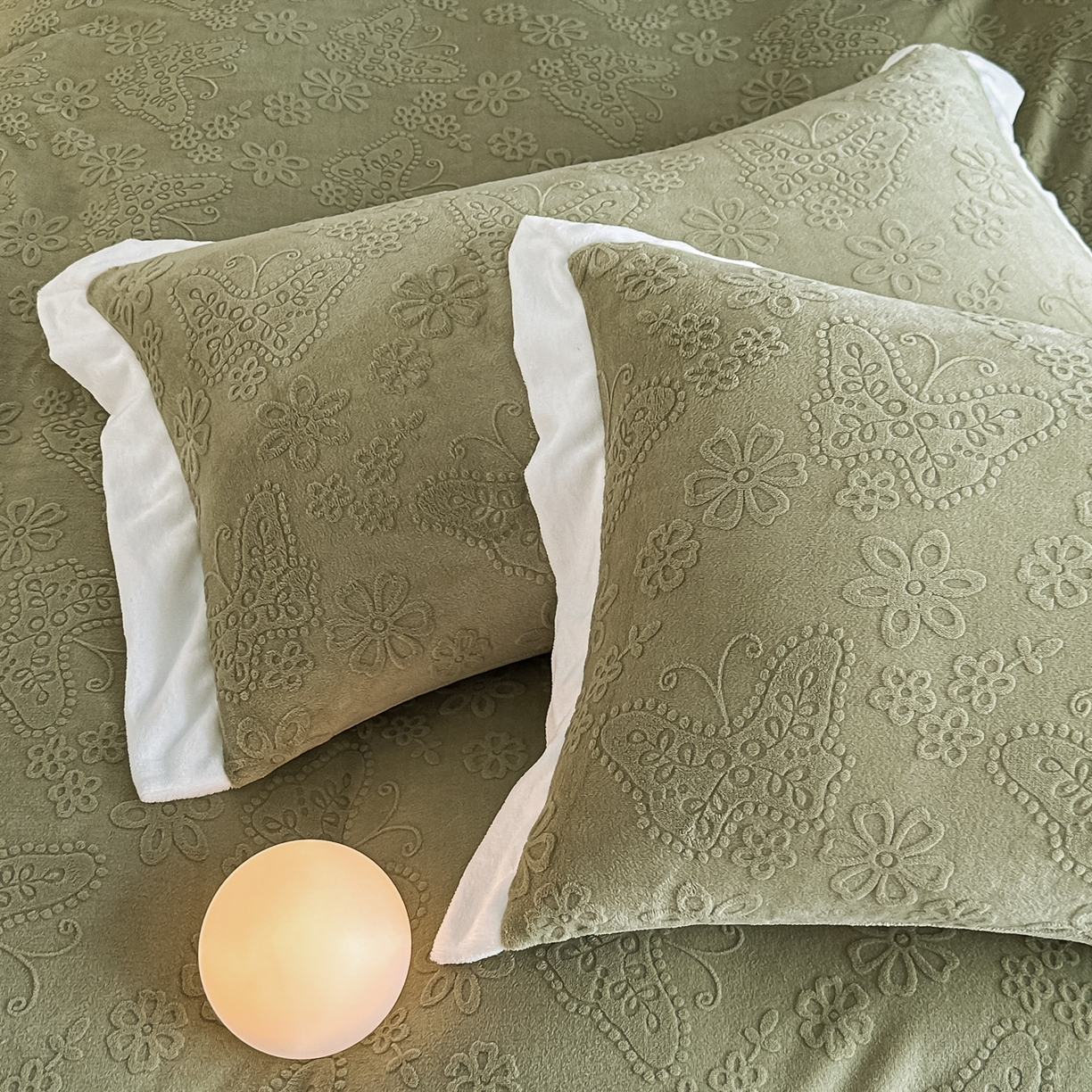 91家纺网 家纺一手货源 找家纺 亿梵家居  2025秋冬新款-拼角款A类全消光牛奶绒立体5D雕花绒四件套 蝶恋-柳茶绿