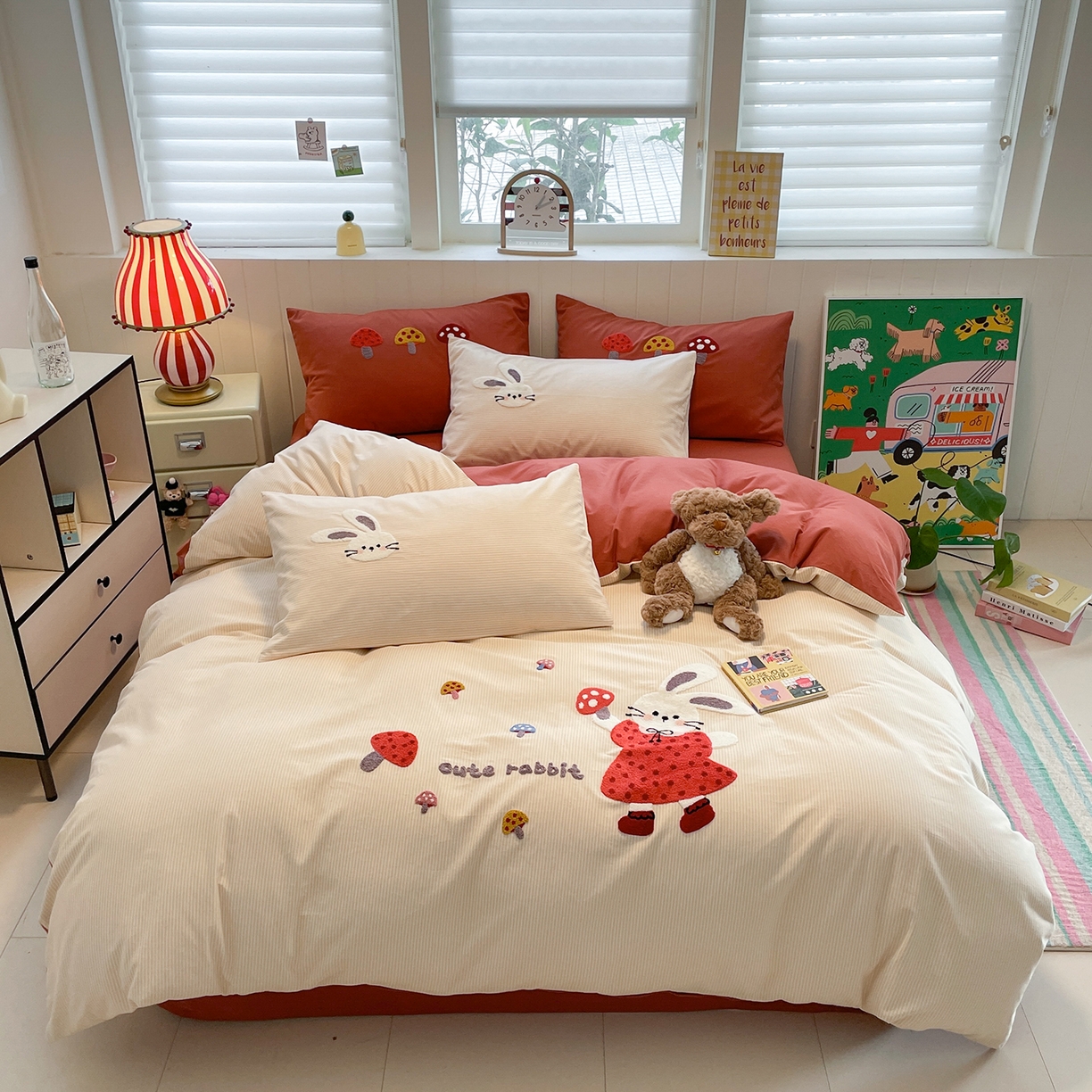 91家纺网 家纺一手货源 找家纺 蓝邻家纺 2025新款全棉磨毛卡通刺绣款四件套--毛巾绣系列 蘑菇小兔