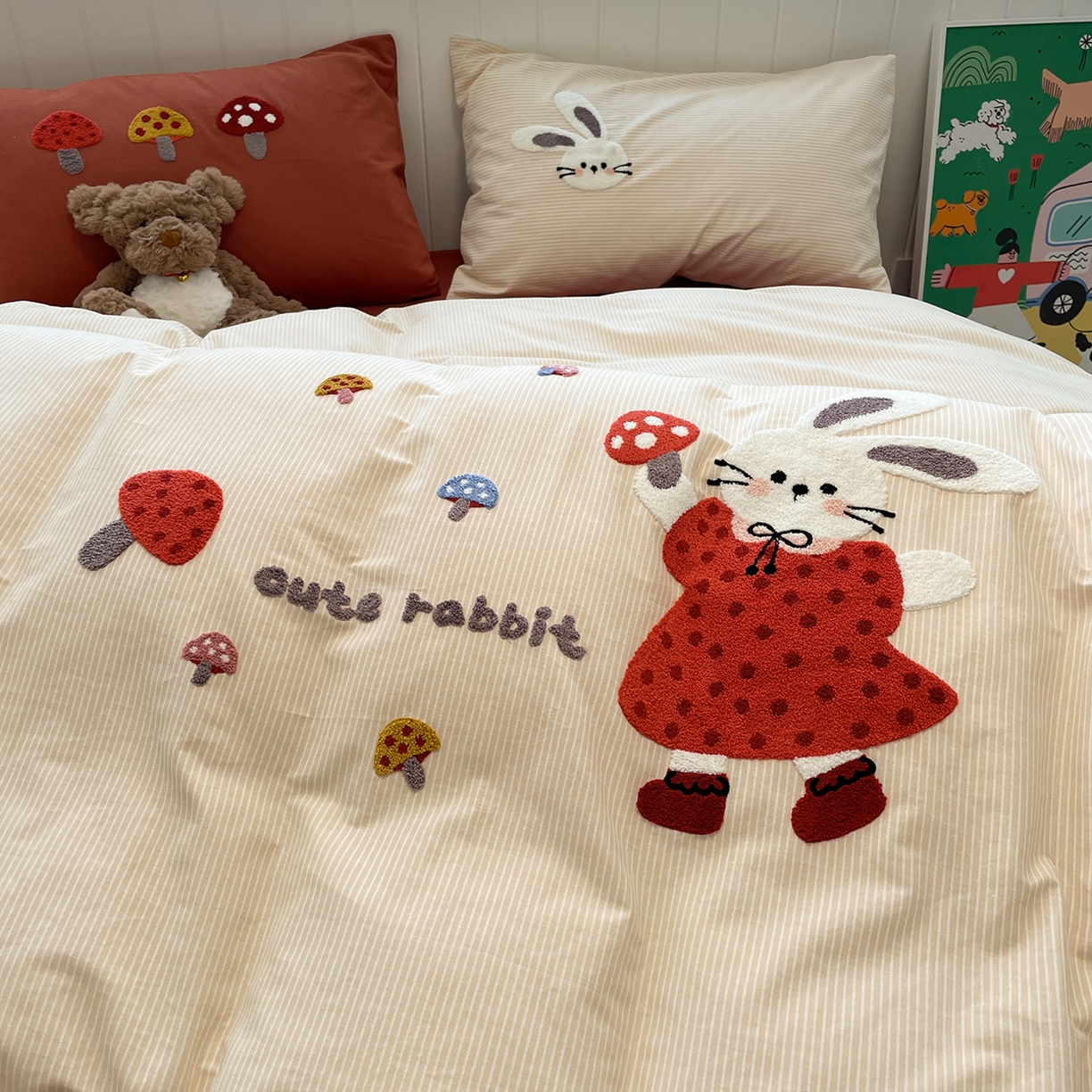 91家纺网 家纺一手货源 找家纺 蓝邻家纺 2025新款全棉磨毛卡通刺绣款四件套--毛巾绣系列 蘑菇小兔