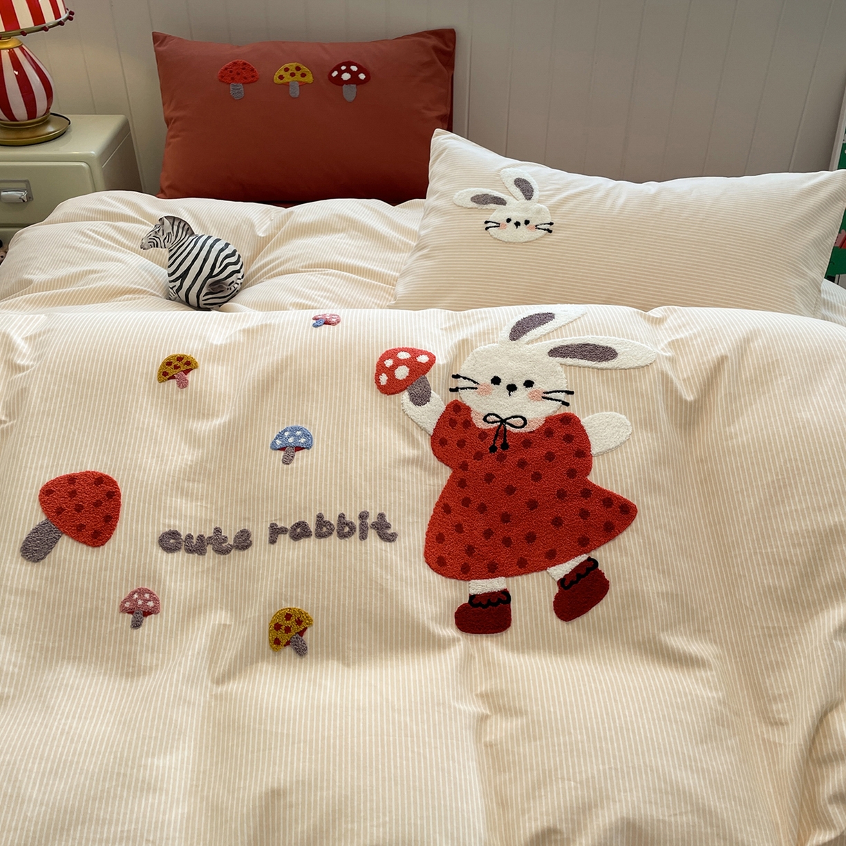 91家纺网 家纺一手货源 找家纺 蓝邻家纺 2025新款全棉磨毛卡通刺绣款四件套--毛巾绣系列 蘑菇小兔