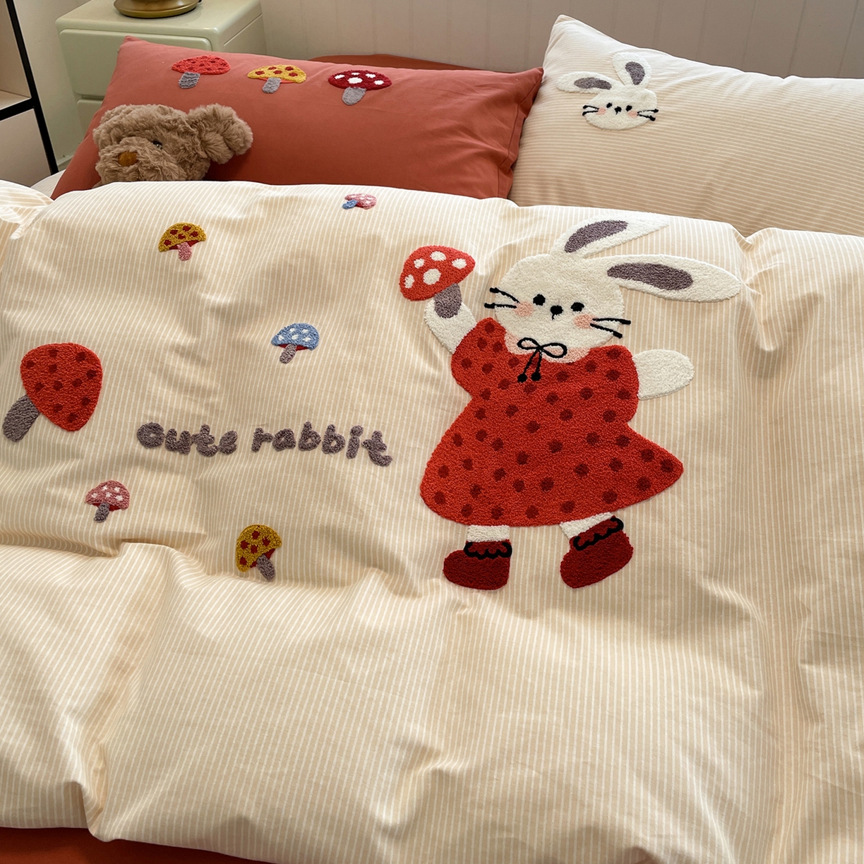 91家纺网 家纺一手货源 找家纺 蓝邻家纺 2025新款全棉磨毛卡通刺绣款四件套--毛巾绣系列 蘑菇小兔