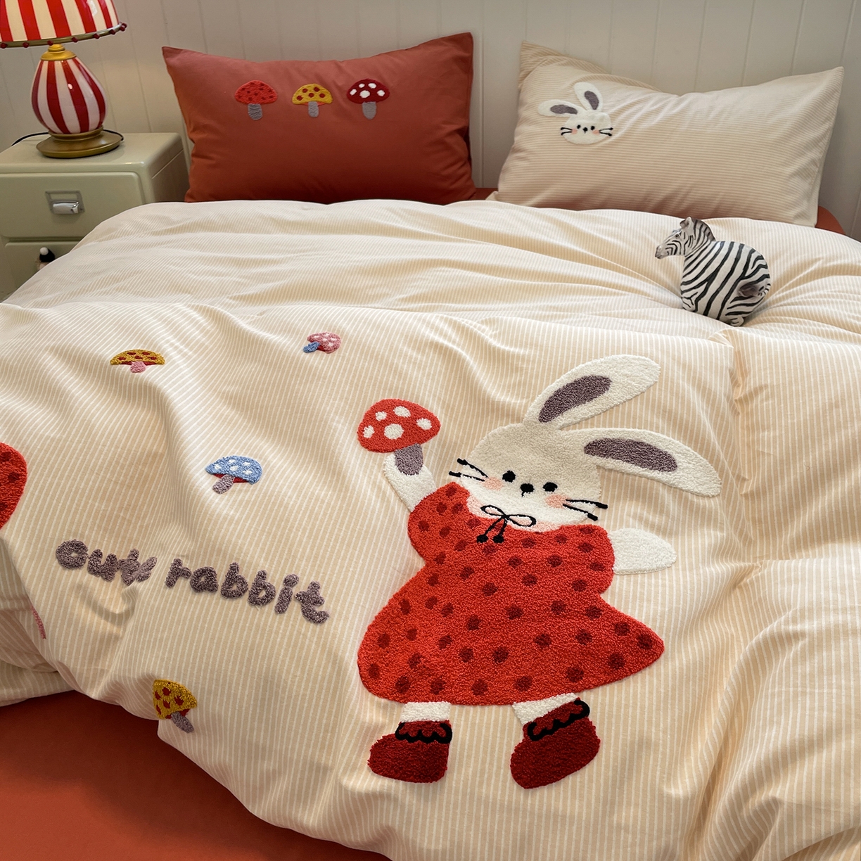 91家纺网 家纺一手货源 找家纺 蓝邻家纺 2025新款全棉磨毛卡通刺绣款四件套--毛巾绣系列 蘑菇小兔