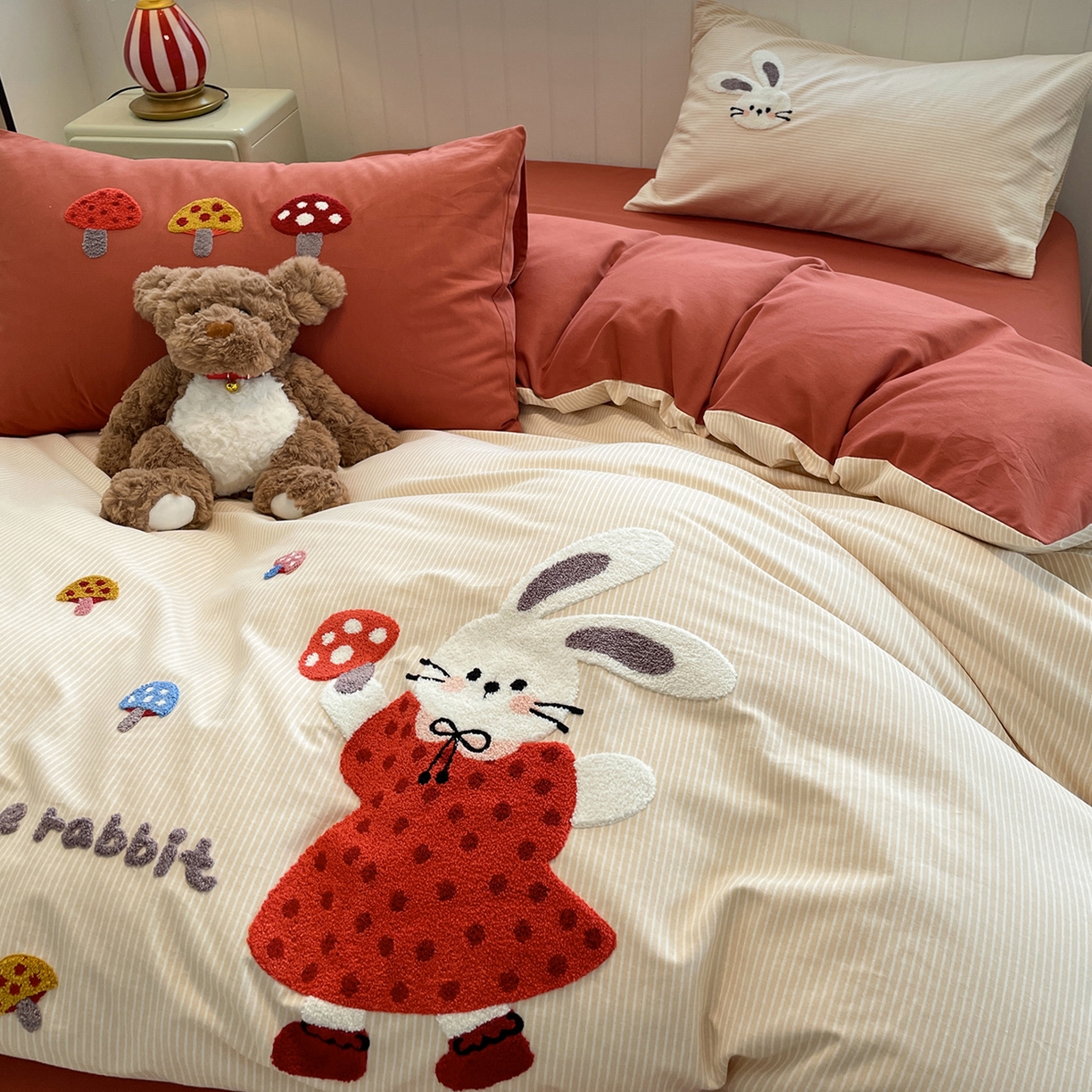 91家纺网 家纺一手货源 找家纺 蓝邻家纺 2025新款全棉磨毛卡通刺绣款四件套--毛巾绣系列 蘑菇小兔