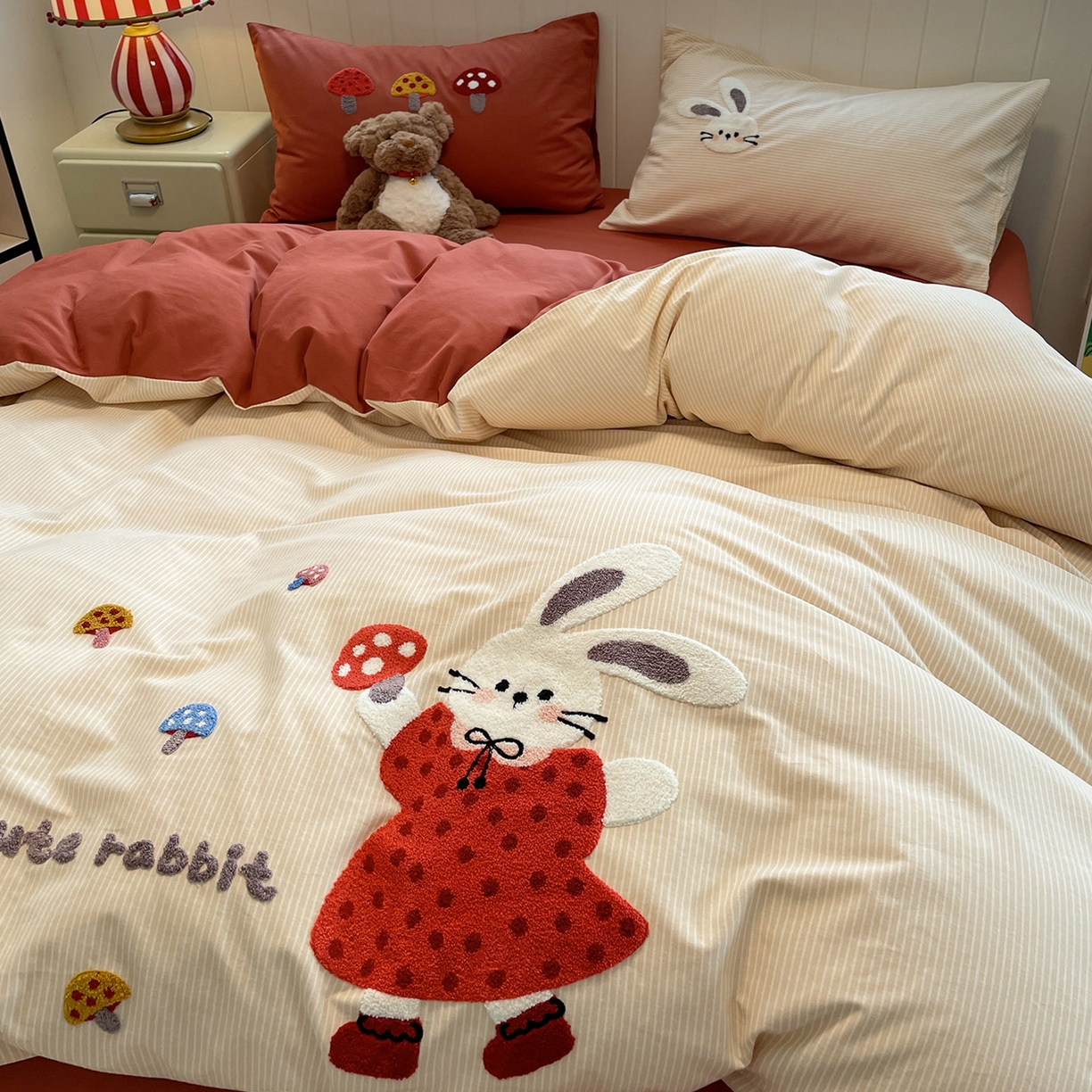 91家纺网 家纺一手货源 找家纺 蓝邻家纺 2025新款全棉磨毛卡通刺绣款四件套--毛巾绣系列 蘑菇小兔