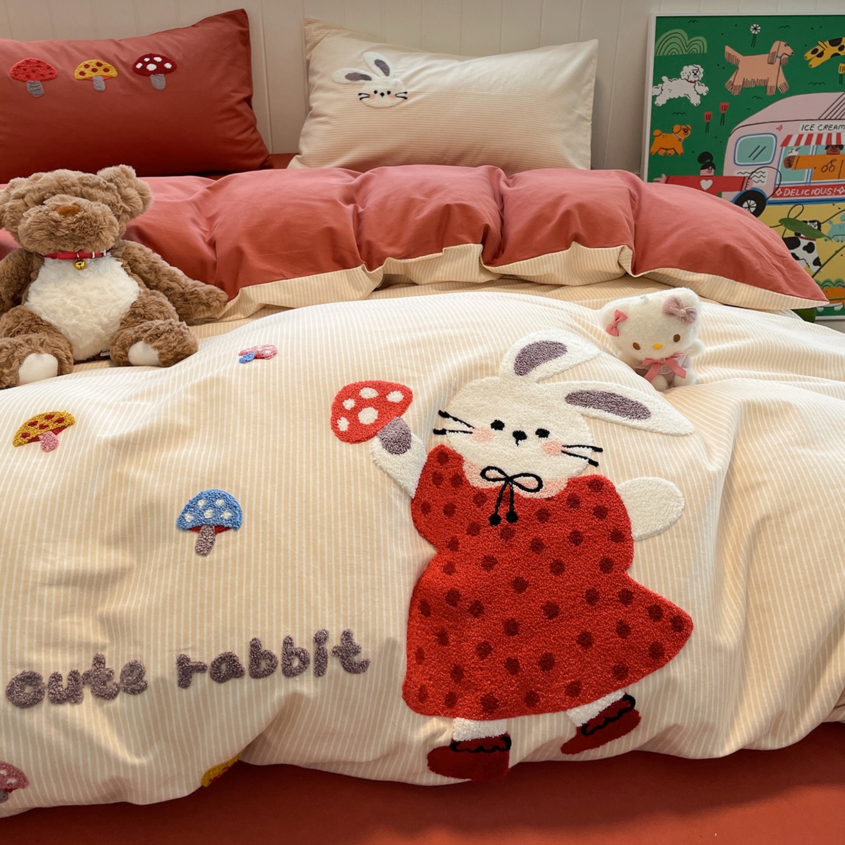 91家纺网 家纺一手货源 找家纺 蓝邻家纺 2025新款全棉磨毛卡通刺绣款四件套--毛巾绣系列 蘑菇小兔