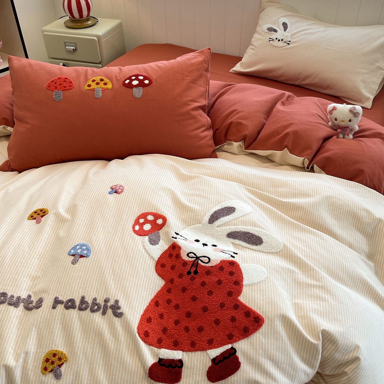 91家纺网 家纺一手货源 找家纺 蓝邻家纺 2025新款全棉磨毛卡通刺绣款四件套--毛巾绣系列 蘑菇小兔