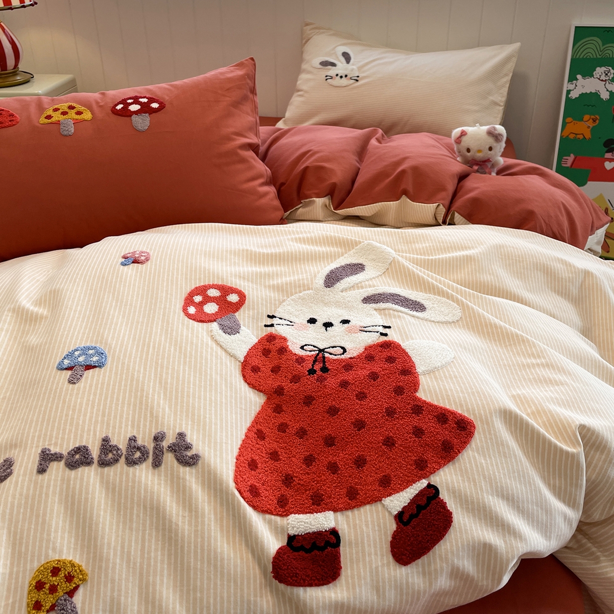 91家纺网 家纺一手货源 找家纺 蓝邻家纺 2025新款全棉磨毛卡通刺绣款四件套--毛巾绣系列 蘑菇小兔