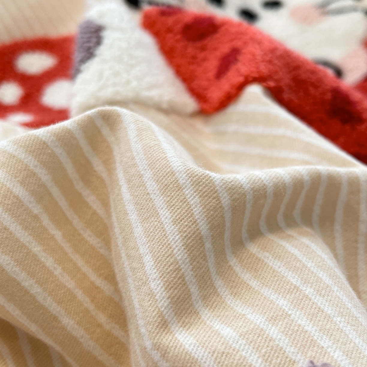 91家纺网 家纺一手货源 找家纺 蓝邻家纺 2025新款全棉磨毛卡通刺绣款四件套--毛巾绣系列 蘑菇小兔