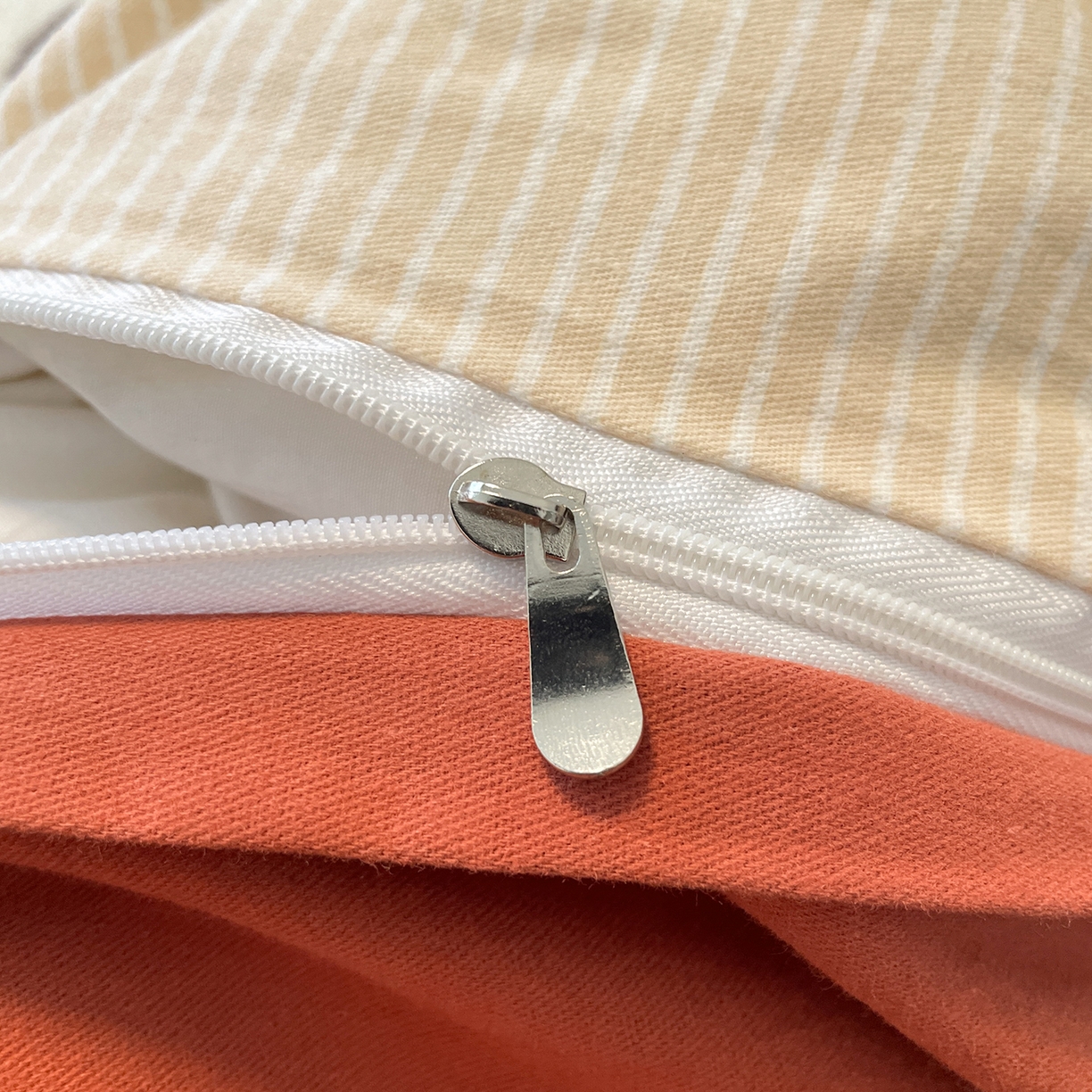 91家纺网 家纺一手货源 找家纺 蓝邻家纺 2025新款全棉磨毛卡通刺绣款四件套--毛巾绣系列 蘑菇小兔