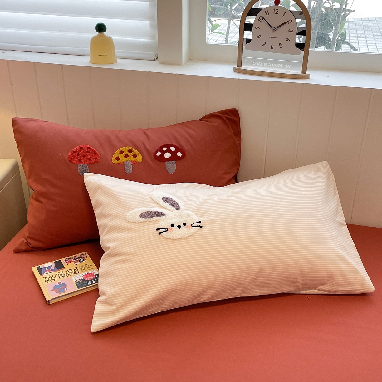 91家纺网 家纺一手货源 找家纺 蓝邻家纺 2025新款全棉磨毛卡通刺绣款四件套--毛巾绣系列 蘑菇小兔