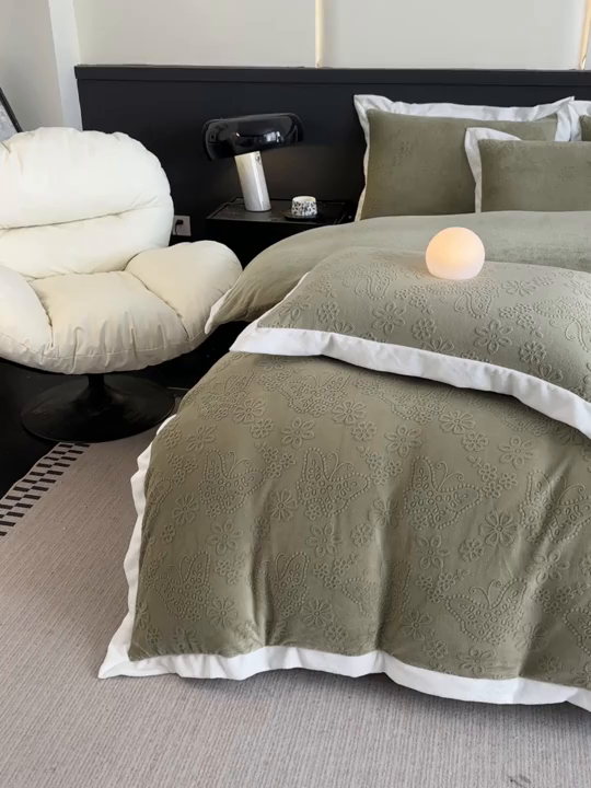 91家纺网 家纺一手货源 找家纺 亿梵家居  2025秋冬新款-拼角款A类全消光牛奶绒立体5D雕花绒四件套 蝶恋-柳茶绿