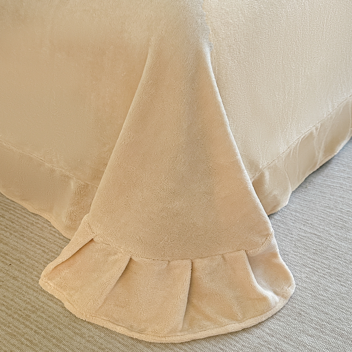 91家纺网 家纺一手货源 找家纺 亿梵家居  2025秋冬新款-拼角款A类全消光牛奶绒立体5D雕花绒四件套 蝶恋-奶油白