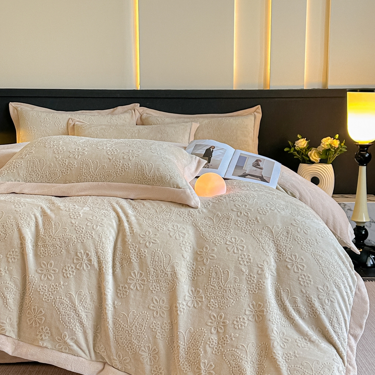 91家纺网 家纺一手货源 找家纺 亿梵家居  2025秋冬新款-拼角款A类全消光牛奶绒立体5D雕花绒四件套 蝶恋-奶油白