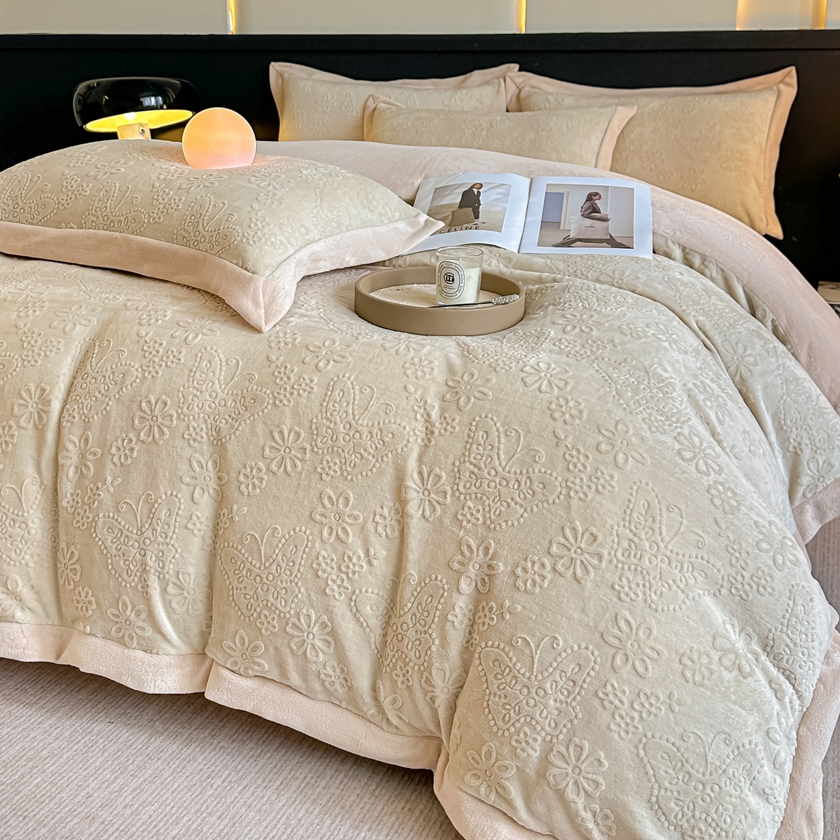 91家纺网 家纺一手货源 找家纺 亿梵家居  2025秋冬新款-拼角款A类全消光牛奶绒立体5D雕花绒四件套 蝶恋-奶油白