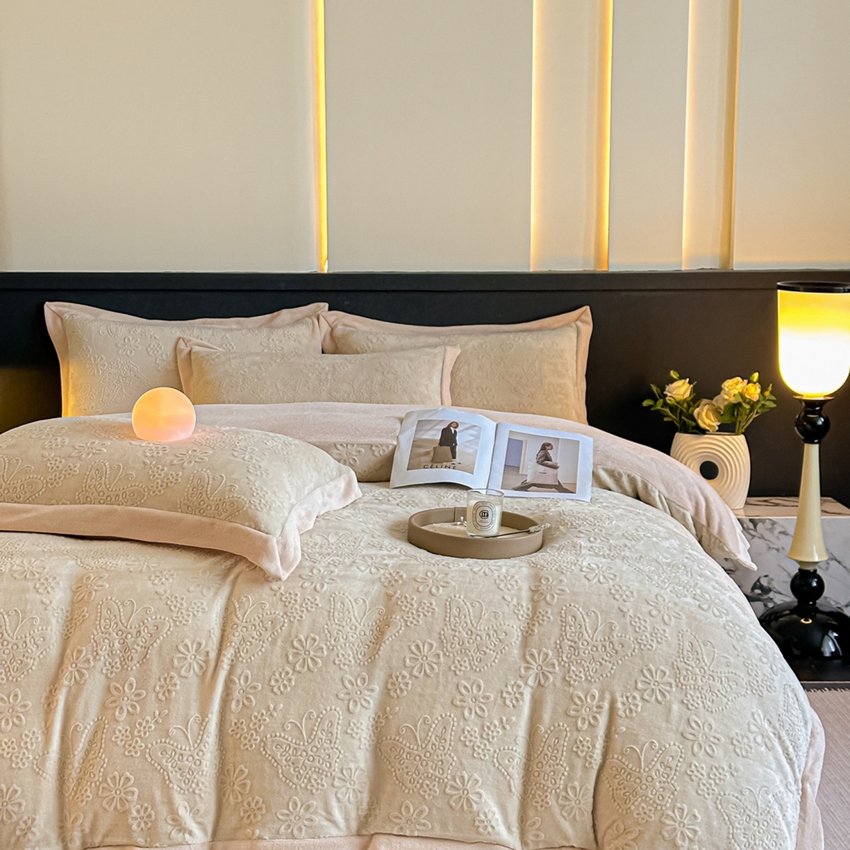 91家纺网 家纺一手货源 找家纺 亿梵家居  2025秋冬新款-拼角款A类全消光牛奶绒立体5D雕花绒四件套 蝶恋-奶油白