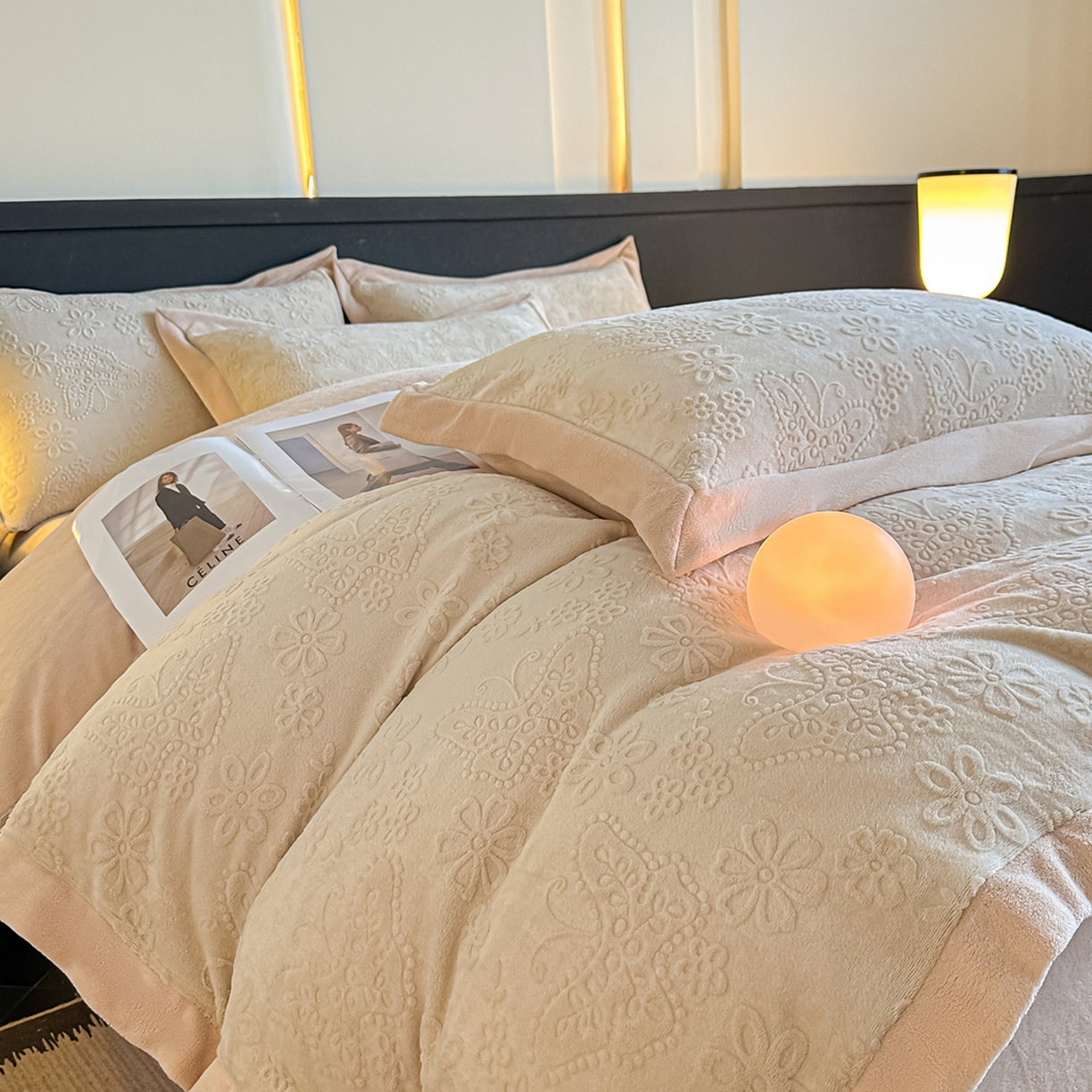 91家纺网 家纺一手货源 找家纺 亿梵家居  2025秋冬新款-拼角款A类全消光牛奶绒立体5D雕花绒四件套 蝶恋-奶油白