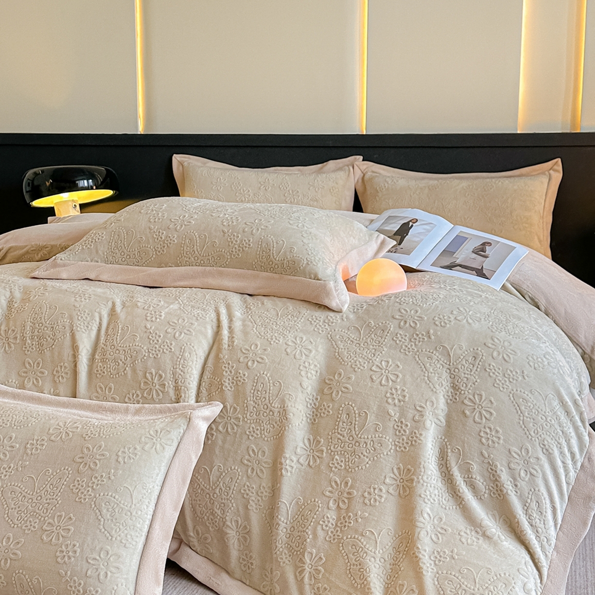 91家纺网 家纺一手货源 找家纺 亿梵家居  2025秋冬新款-拼角款A类全消光牛奶绒立体5D雕花绒四件套 蝶恋-奶油白